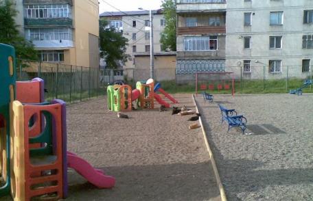 Cetatenii reactioneaza:  Loc de joaca din cartierul Plevna vandalizat
