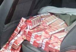 Au fugit de poliţişti pentru că aveau maşina burduşită cu aproape 10.000 de pachete de ţigări