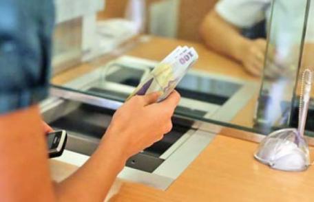 BCR va taxa persoanele care îşi plătesc facturile la ghişeele băncii
