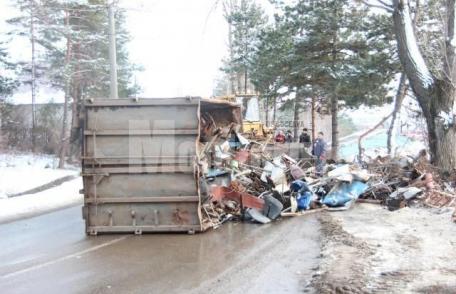 Un camion încărcat cu fier care mergea de la Dorohoi la Suceava, s-a răsturnat la ieşirea din pădurea de la Adâncata