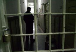 Tânăr încarcerat pentru tâlhărie și patru infracțiuni de furt calificat 