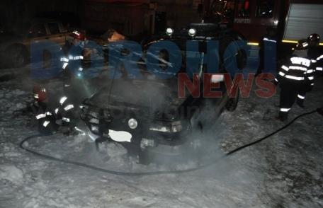 Mașină scoasă recent din service, distrusă parțial într-un incendiu pe Aleea Iasomiei din Dorohoi - VIDEO/FOTO