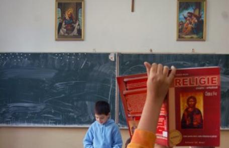 Dispută pe ora de religie în școli. Patriarhia: Ora de religie, obligatorie în 25 de state din 46