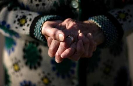 O femeie în vârstă de 90 de ani a fost jefuită de cei cărora le dădea de pomană