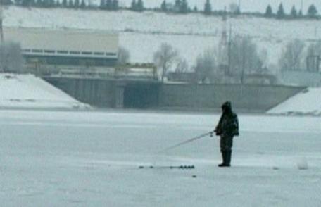 Două persoane s-au ales cu dosar penal pentru pescuit ilegal pe pod de gheaţă