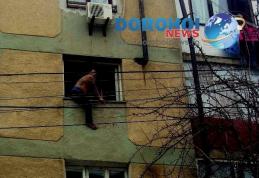 Un tânăr din Dorohoi a pus pe jar locatarii din cartierul Plevna amenințând că se aruncă de pe bloc