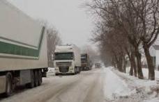 Atenție șoferi! Viscol şi ninsori în Moldova. Mai multe maşini au rămas blocate în zona Gura Humorului