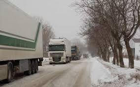 Atenție șoferi! Viscol şi ninsori în Moldova. Mai multe maşini au rămas blocate în zona Gura Humorului
