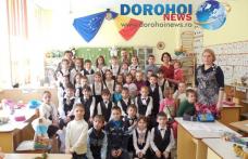 Școala „Al. I. Cuza” Dorohoi: Cântăm, ne jucăm  și invațăm alături de copii ca noi - FOTO