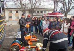 Elevi si profesori alături de pompierii din Dorohoi - VIDEO / FOTO