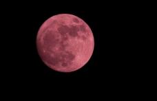 Fenomen astronomic inedit: Luna Roz, vizibilă, joi, din România, coincide cu o eclipsă lunară