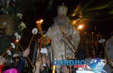 Dorohoienii au luat Lumina Sfântă a Învierii de la Preasfinţitul Calinic Botoşăneanul - FOTO