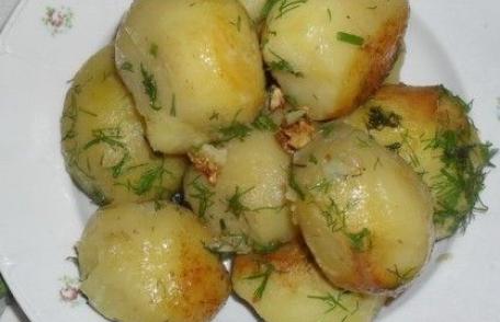 Cartofi noi cu mărar și usturoi