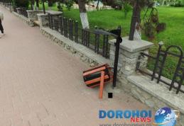 Tânăr dorohoian cercetat penal pentru distrugerea unor coșuri de gunoi de pe Bulevardul Victoriei din Dorohoi