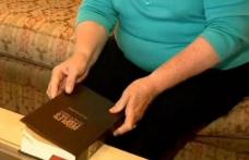 Ce a descoperit o femeie ascuns într-o Biblie cumpărată la mâna a doua. A avut șocul vieții