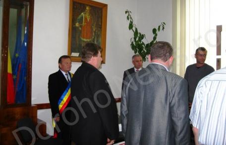 Ședință de Consiliu Local Dorohoi cu tricolor, stemă și intonarea imnului în prezența prefectului