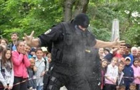 Polițiștii, alături de copiii dorohoieni, pentru a sărbători ziua de 1 iunie - FOTO