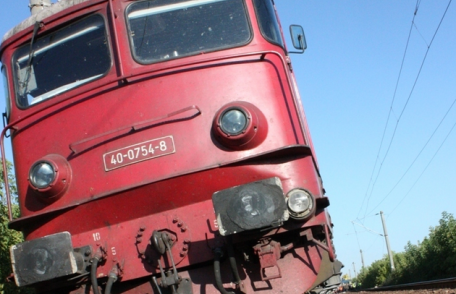 Maşină lovită de trenul Iaşi - Dorohoi. Un copil de 5 ani, rănit grav în accident