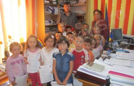 Preşcolari de la Grădiniţa din Dumbrăviţa în vizită la Primăria comunei Ibăneşti - FOTO