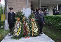 ISU Dorohoi: Defilare și depunere de coroane la monumentul eroilor pompieri – VIDEO/FOTO