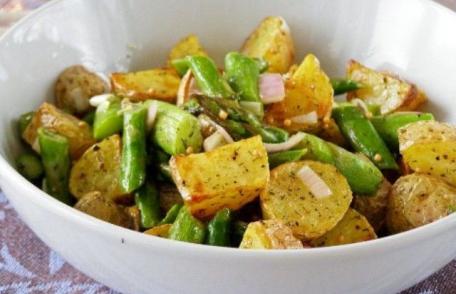 Salată de cartofi noi cu ceapă verde