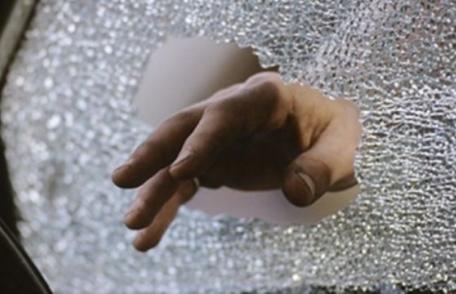 Un botoșănean a distrus cu pumnul, geamul unei mașini care dădea prioritate pietonilor