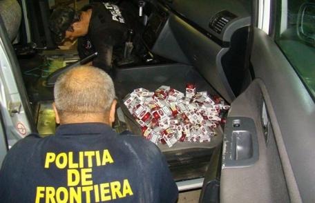 Trei autoturisme „căptuşite” cu peste 6.000 pachete ţigări de contrabandă depistate de poliţiştii de frontieră