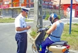 Bărbat cercetat de polițiști pentru conducerea unui moped fără permis