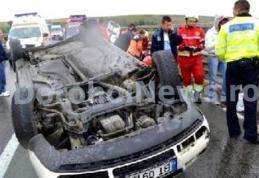 Accident grav ! Trei răniţi, după ce o maşină cu numere de Botoșani s-a răsturnat pe un pod