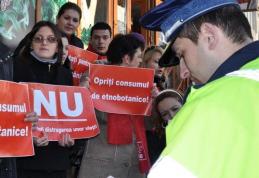 Politistii si jandarmii au intrerupt protestul tinerilor din PSD in fata magazinului de etnobotanice din Primaverii