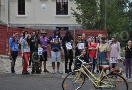 Tineri din Dorohoi ieșiți în stradă pentru protejarea Roșiei Montane - FOTO