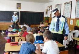 Polițiștii botoșăneni, alături de elevi, la începerea noului an școlar