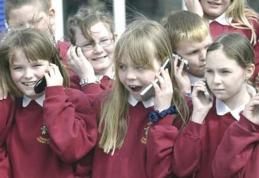 An școlar 2013-2014: Telefoanele mobile, walkman-urile şi săruturile sunt interzise în şcoli