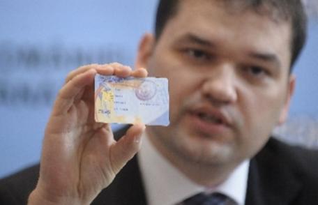 Cardurile de sănătate vor fi distribuite prin poştă. „Poşta Română e cea mai proastă soluţie!”, susţin pacienţii