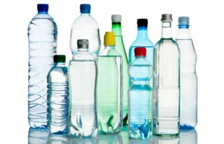 Apa îmbuteliată în plastic poate provoca tulburări hormonale