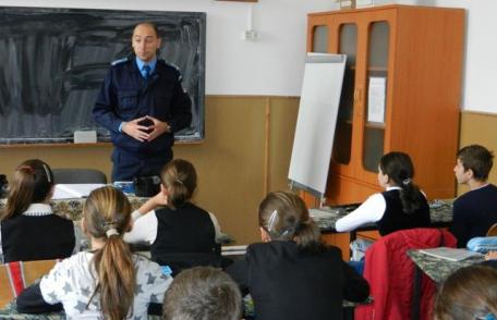 Jandarmii botoșăneni au desfășurat activităţi preventiv-educative şi antivictimizare în şcoli gimnaziale din județ