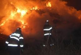 Zeci de tone de furaje distruse într-un incendiu de proporții provocat intenționat