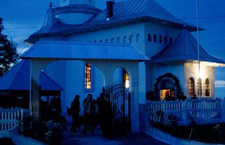 P.S. Calinic Botoșăneanul a sfințit Biserica din Smârdan. Credincioşii se pot închina prin Sfântul Altar până duminică!