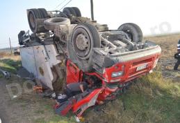 Șofer încarcerat după ce un autotren plin cu cereale s-a răsturnat în localitatea Carasa – VIDEO/FOTO