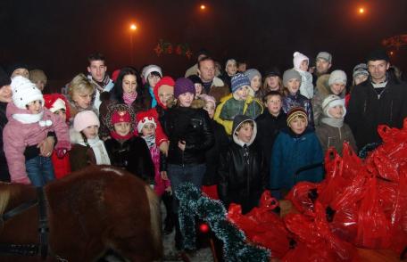 [FOTO] Moş Crăciun a venit la Dorohoi cu sania trasă de... ponei