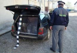 Volkswagen Golf burduşit cu ţigări de contrabandă depistat pe raza municipiului Dorohoi de polițiștii de frontieră