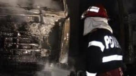 Camion încărcat cu bușteni distrus parţial într-un incendiu