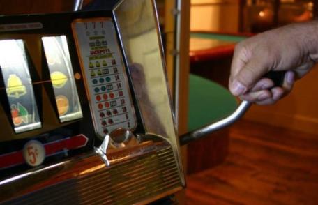 Cazinourile şi localurile cu jocuri slot–machine obligate să emită bilete de intrare