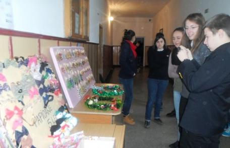 Activitate de voluntariat „Dăruiește un zâmbet, fii și tu Moș Crăciun” la Colegiului Național „Grigore Ghica” Dorohoi - FOTO