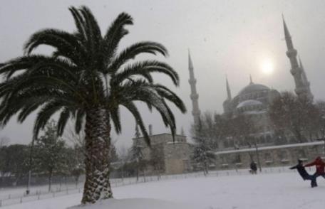 Un val de frig neobişnuit a cuprins Orientul Mijlociu. Ninge în deșert