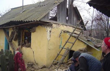 Doi bătrâni din Dorohoi au scăpat miraculos dintr-o explozie care le-a dărâmat casa