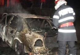 Maşină distrusă parţial într-un incendiu
