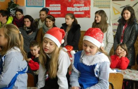 Elevii de la Liceul „Regina Maria” Dorohoi continuă tradiția campaniilor de Crăciun - FOTO