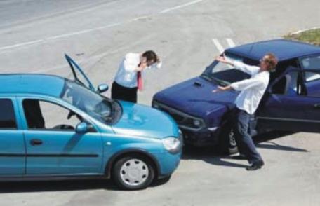 Ce să faci dacă maşina ţi-a fost lovită de un şofer care nu vrea să îţi dea asigurarea