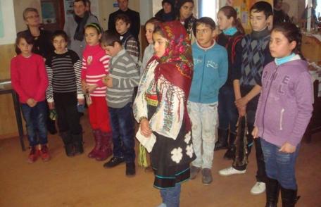 Program artistic pregătit de Elevii Şcolii Gimnaziale din Borzeşti cu ocazia Sărbătorilor de iarnă - FOTO